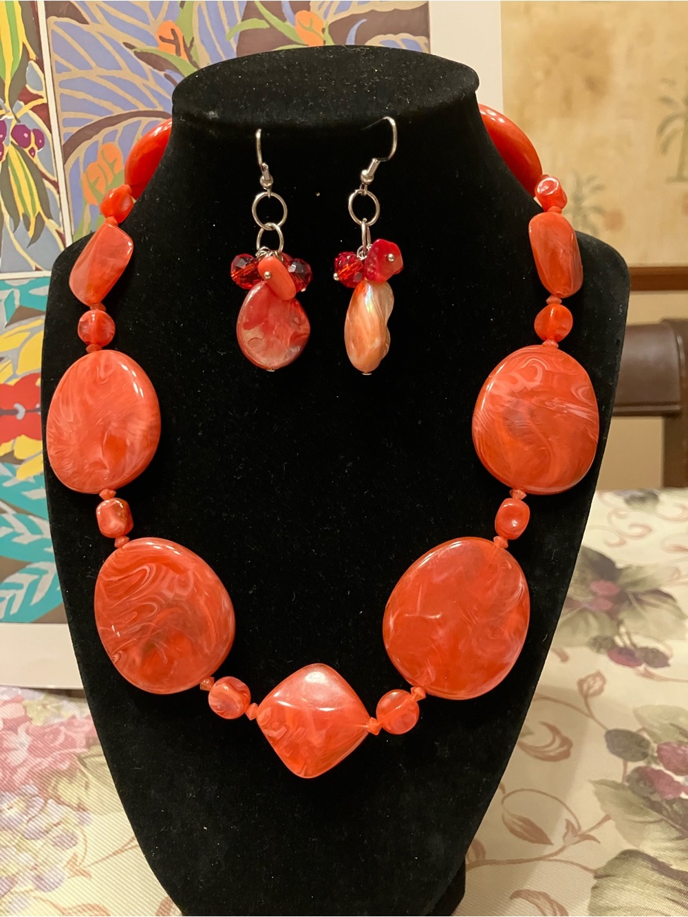 CHUNKY VINTAGE STATEMENT NECKLACE CORAL RESIN OR ACRYLIC BEADS W/ EARRINGS - Picture 5 of 10